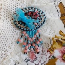 Broche de náyade bordado con cuentas de piedras preciosas (turquesa y coral), cristales, cuero de vaca y cuentas de semillas